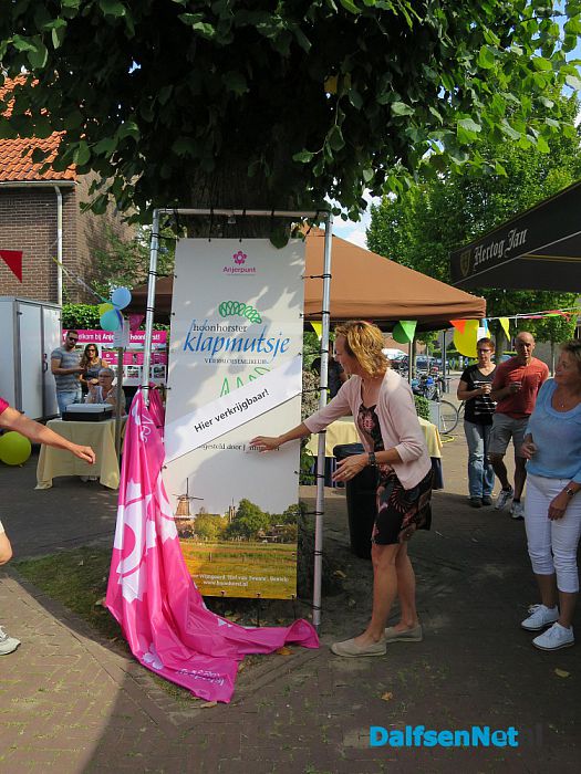 Dorpsplein feest en “Hoonhorster Klapmutsje” gepresenteerd - Foto: Wim