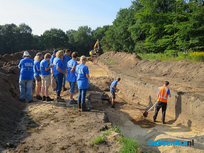 Er wordt driftig gezocht naar sporen in Gerner - Foto: Wim