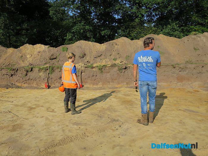 Er wordt driftig gezocht naar sporen in Gerner - Foto: Wim