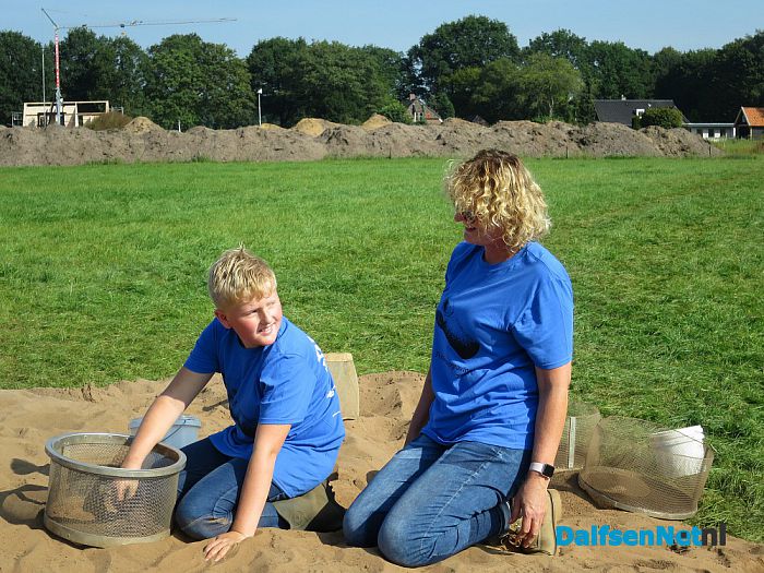 Er wordt driftig gezocht naar sporen in Gerner - Foto: Wim