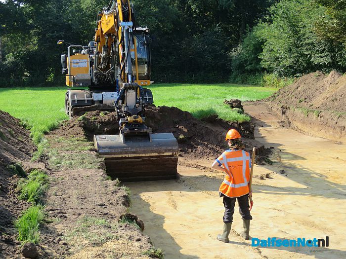 Er wordt driftig gezocht naar sporen in Gerner - Foto: Wim