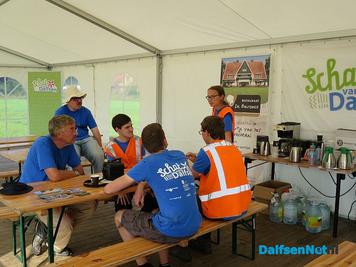 Er wordt driftig gezocht naar sporen in Gerner - Foto: Wim