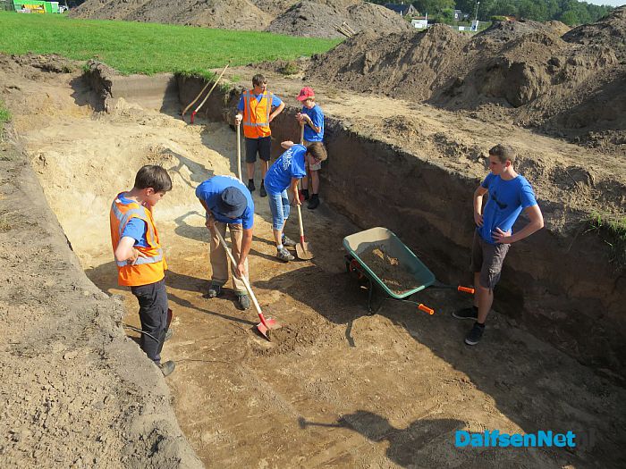 Er wordt driftig gezocht naar sporen in Gerner - Foto: Wim