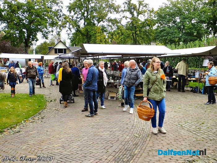 Koninginnemarkt bij museum palthehof. - Foto: H.G. Foto