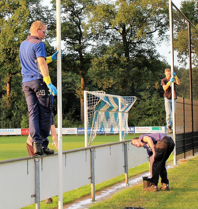 Veel schoonmaakklusjes bij voetbal Hoonhorst - Foto: Eigen geleverde foto