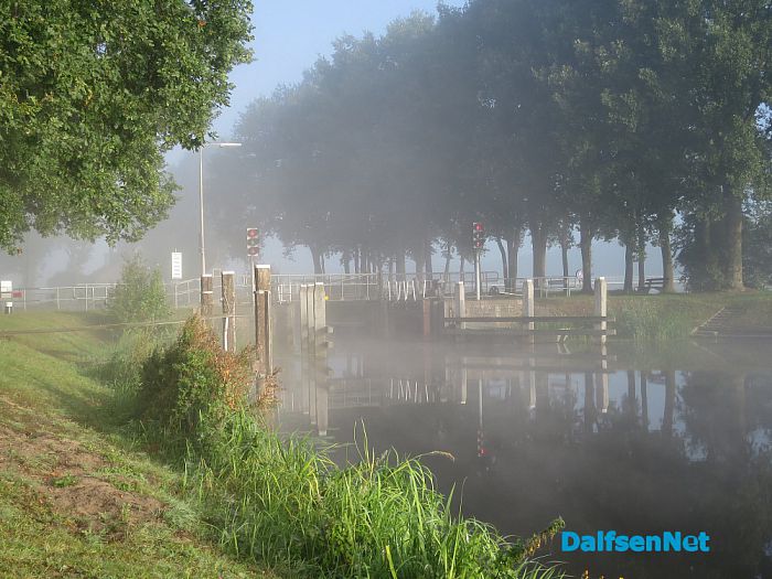 Herfst? mist, maar ook zon en vallende eikels - Foto: Wim