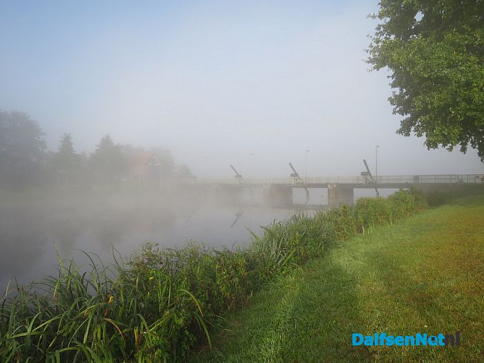 Herfst? mist, maar ook zon en vallende eikels - Foto: Wim