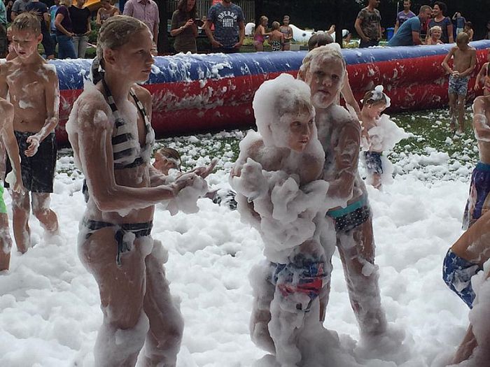 Schuimparty bij Zwembad De Tippe Heino - Foto: Eigen geleverde foto