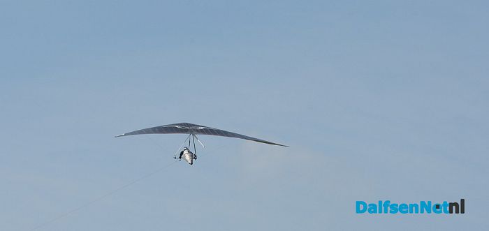Met een deltavlieger naar Stadskanaal - Foto: Johan Bokma