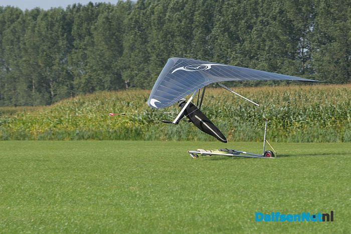 Met een deltavlieger naar Stadskanaal - Foto: Johan Bokma