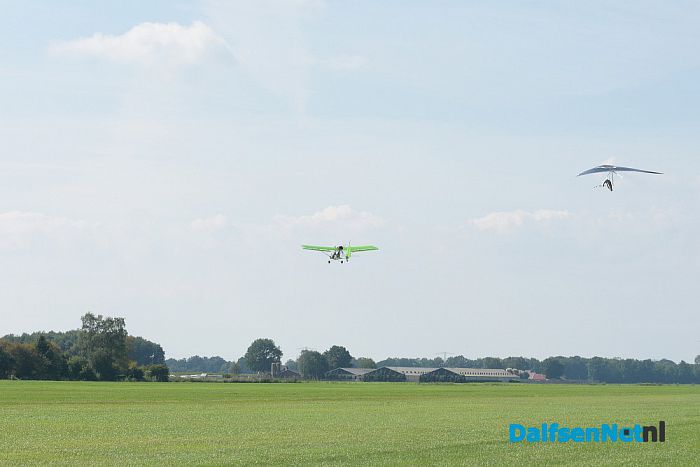 Met een deltavlieger naar Stadskanaal - Foto: Johan Bokma