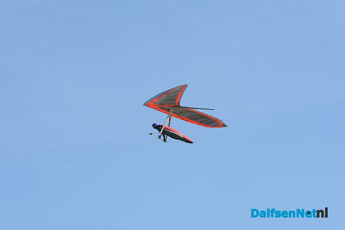Met een deltavlieger naar Stadskanaal - Foto: Johan Bokma