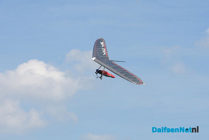 Met een deltavlieger naar Stadskanaal - Foto: Johan Bokma
