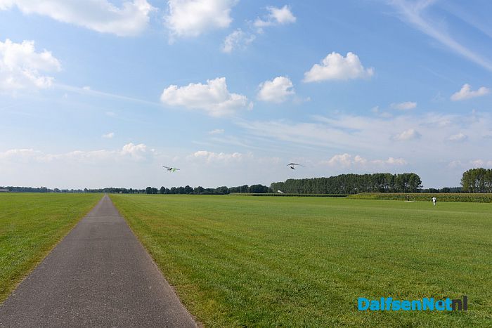 Met een deltavlieger naar Stadskanaal - Foto: Johan Bokma