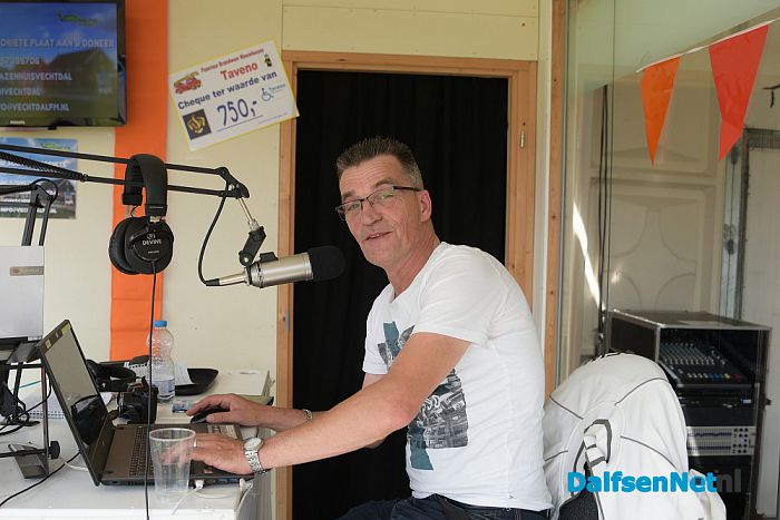 Deejay’s Oranje Huis sprokkelen 3500 euro bijeen voor Taveno - Foto: Johan Bokma