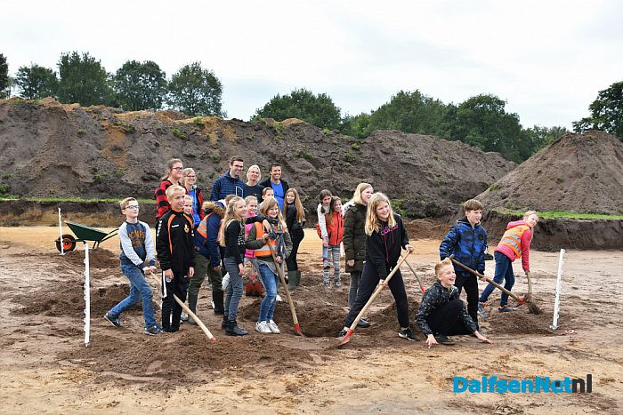 Gedeputeerde Hester Maij “pottenkijker” bij publieksopgraving - Foto: Johan Bokma