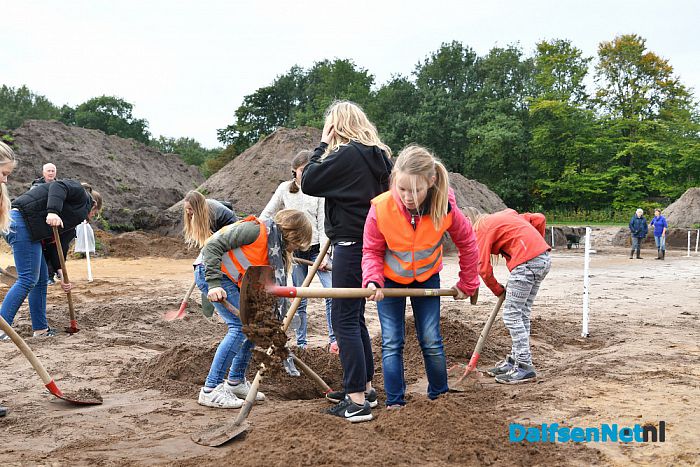 Gedeputeerde Hester Maij “pottenkijker” bij publieksopgraving - Foto: Johan Bokma