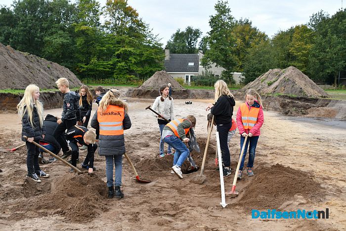 Gedeputeerde Hester Maij “pottenkijker” bij publieksopgraving - Foto: Johan Bokma