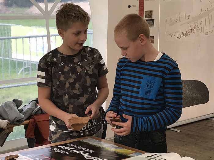 Gedeputeerde Hester Maij “pottenkijker” bij publieksopgraving - Foto: Gemeente Dalfsen
