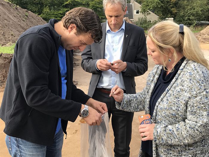 Gedeputeerde Hester Maij “pottenkijker” bij publieksopgraving - Foto: Gemeente Dalfsen