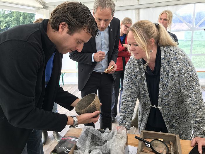 Gedeputeerde Hester Maij “pottenkijker” bij publieksopgraving - Foto: Gemeente Dalfsen