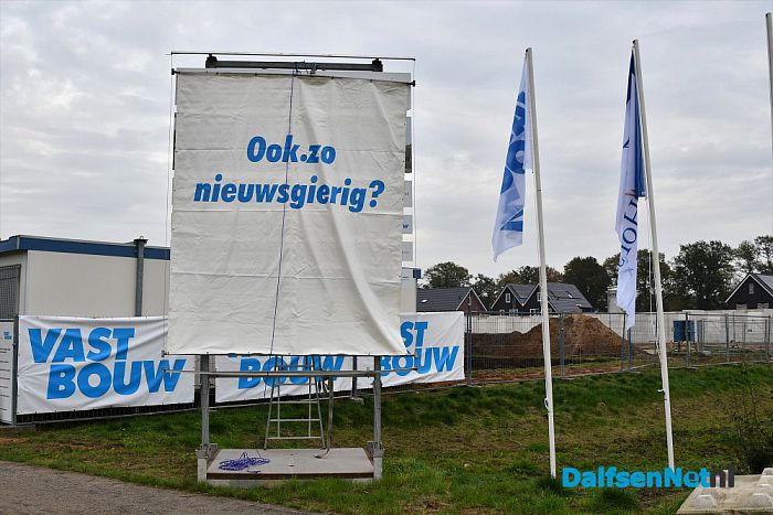 Feestelijke onthulling van het bouwbord aan de Middeleeuwen - Foto: Johan Bokma