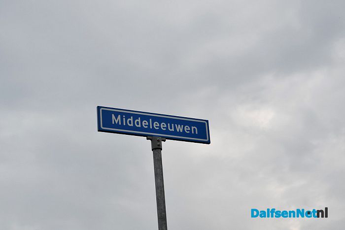 Feestelijke onthulling van het bouwbord aan de Middeleeuwen - Foto: Johan Bokma