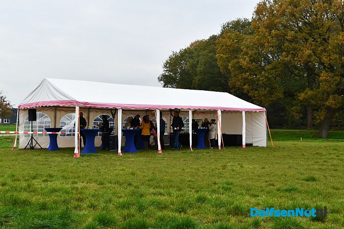 Feestelijke onthulling van het bouwbord aan de Middeleeuwen - Foto: Johan Bokma