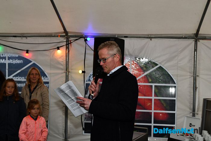 Feestelijke onthulling van het bouwbord aan de Middeleeuwen - Foto: Johan Bokma