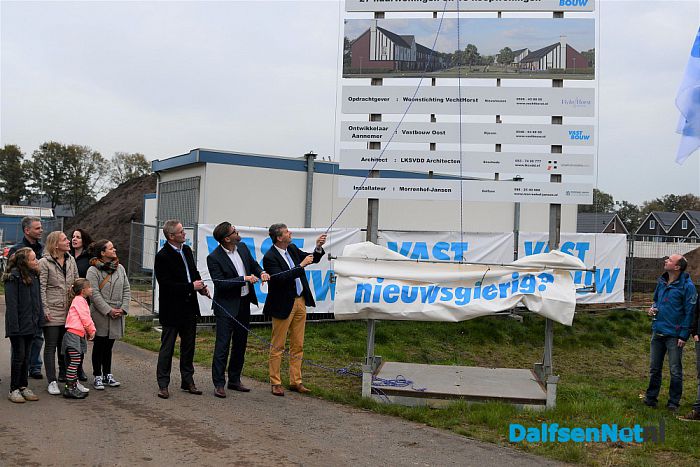 Feestelijke onthulling van het bouwbord aan de Middeleeuwen - Foto: Johan Bokma