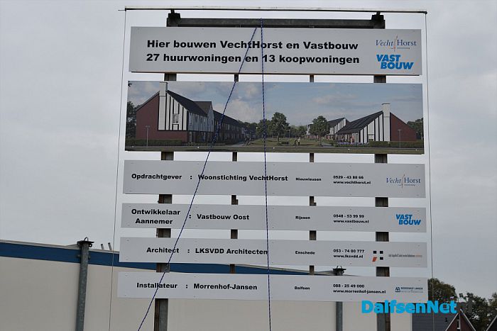 Feestelijke onthulling van het bouwbord aan de Middeleeuwen - Foto: Johan Bokma