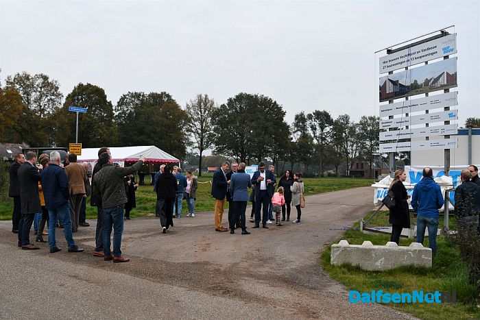 Feestelijke onthulling van het bouwbord aan de Middeleeuwen - Foto: Johan Bokma