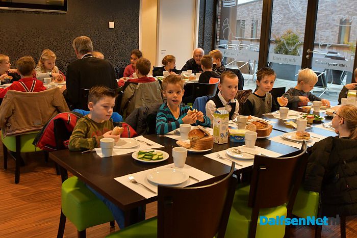 Ontbijten met het ambstketen van de burgemeester - Foto: Johan Bokma