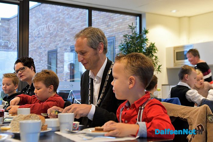 Ontbijten met het ambstketen van de burgemeester - Foto: Johan Bokma