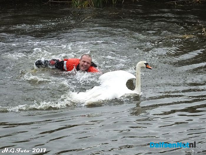 Brandweer Lemelerveld op zwanenjacht. - Foto: H.G. Foto