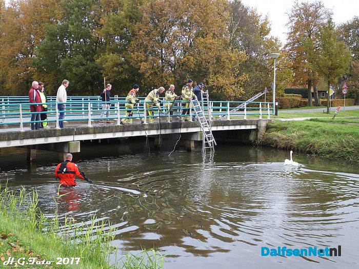 Brandweer Lemelerveld op zwanenjacht. - Foto: H.G. Foto
