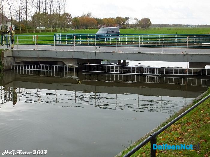Brandweer Lemelerveld op zwanenjacht. - Foto: H.G. Foto