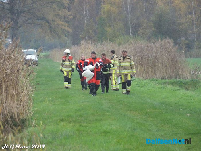 Brandweer Lemelerveld op zwanenjacht. - Foto: H.G. Foto