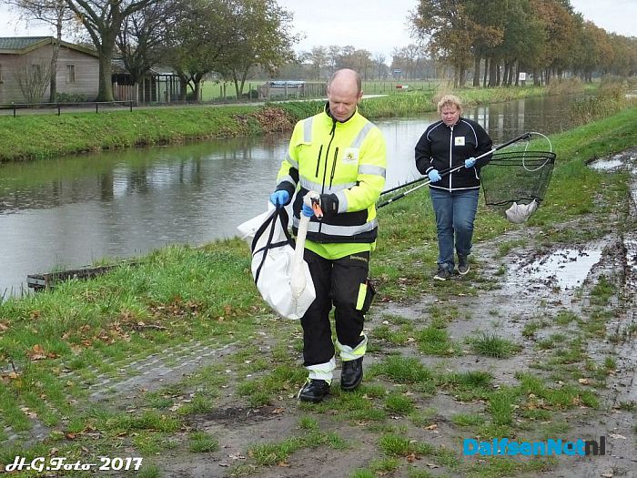 Brandweer Lemelerveld op zwanenjacht. - Foto: H.G. Foto