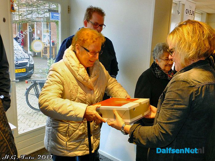 De Dalfser Barbier deelt taarten uit - Foto: H.G. Foto