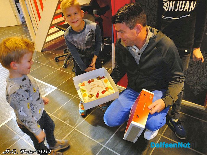 De Dalfser Barbier deelt taarten uit - Foto: H.G. Foto