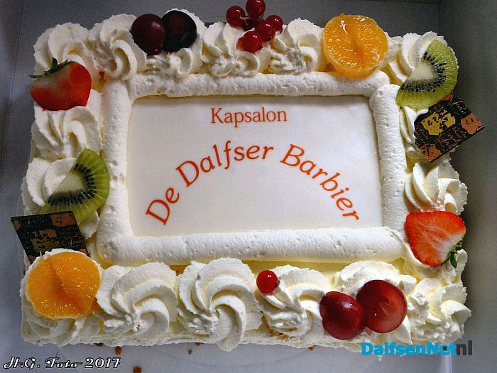 De Dalfser Barbier deelt taarten uit - Foto: H.G. Foto