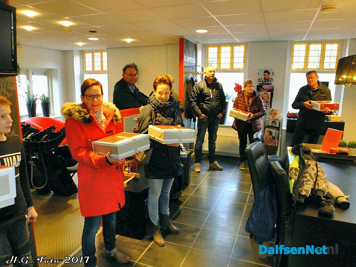 De Dalfser Barbier deelt taarten uit - Foto: H.G. Foto