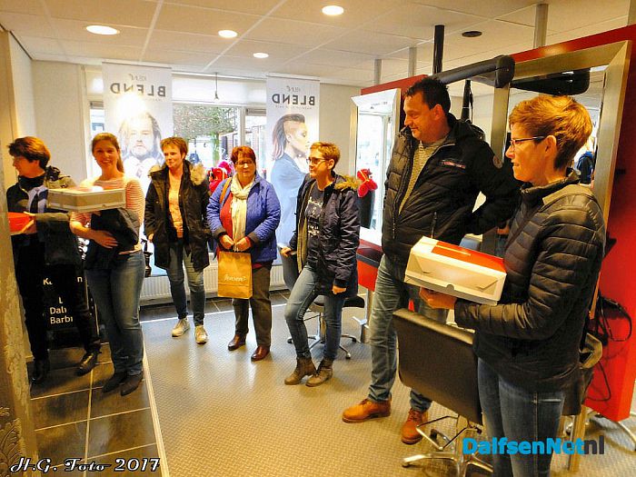 De Dalfser Barbier deelt taarten uit - Foto: H.G. Foto