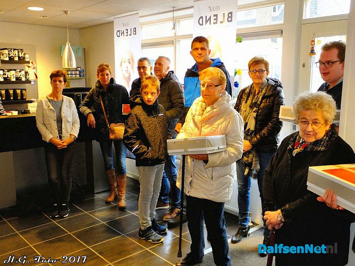 De Dalfser Barbier deelt taarten uit - Foto: H.G. Foto
