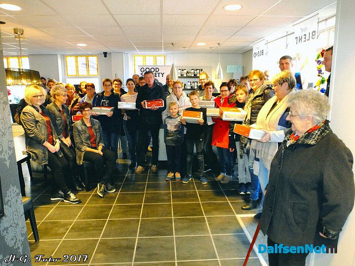 De Dalfser Barbier deelt taarten uit - Foto: H.G. Foto