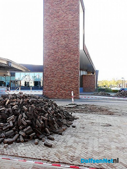 Straatwerk rond het gemeentehuis