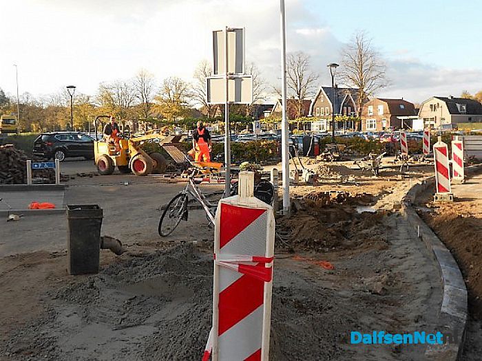 Straatwerk rond het gemeentehuis