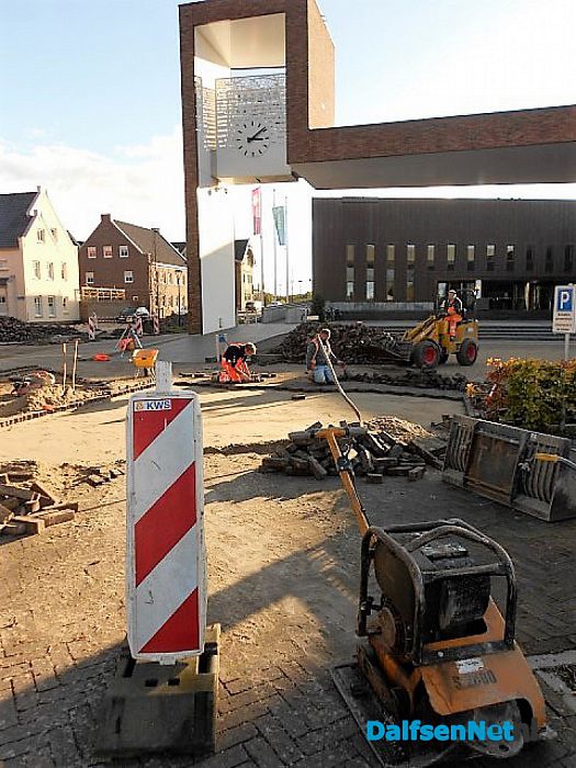 Straatwerk rond het gemeentehuis