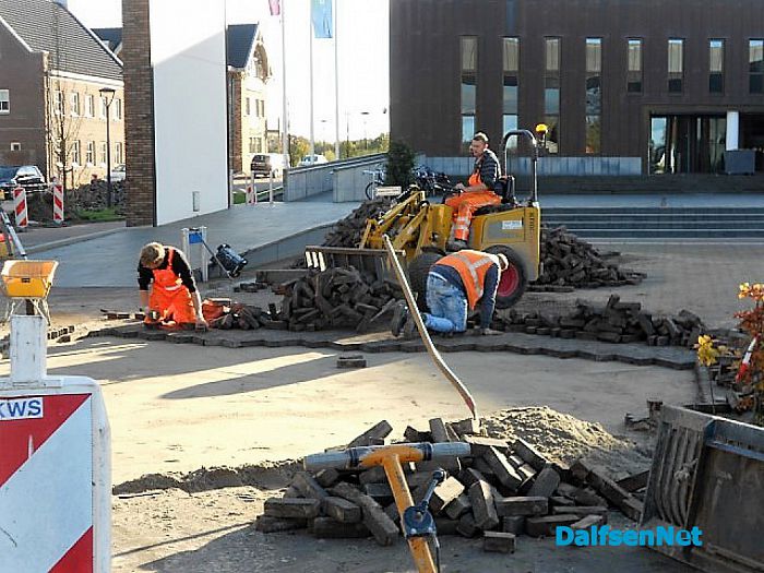 Straatwerk rond het gemeentehuis